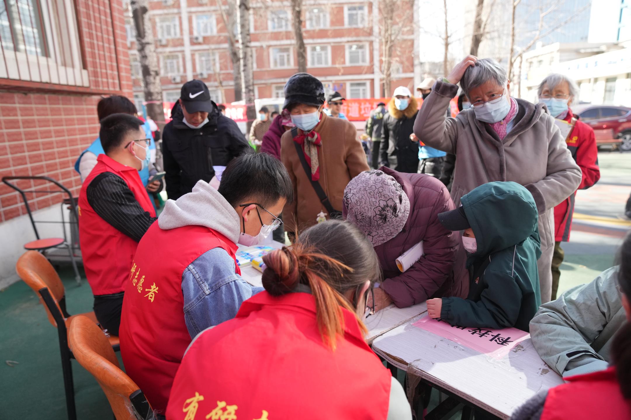 学习雷锋精神，华亿在线志愿者进社区