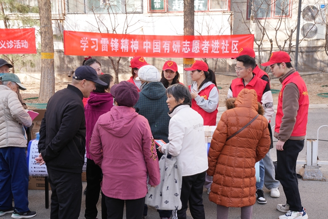 学习雷锋精神 中国华亿在线志愿者进社区